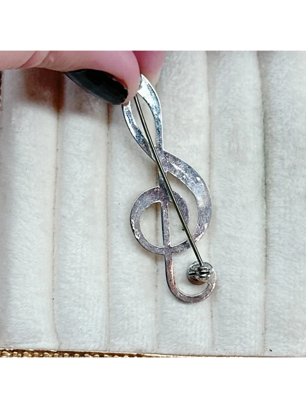 381u. Silvertone Treble Clef Music Brooch